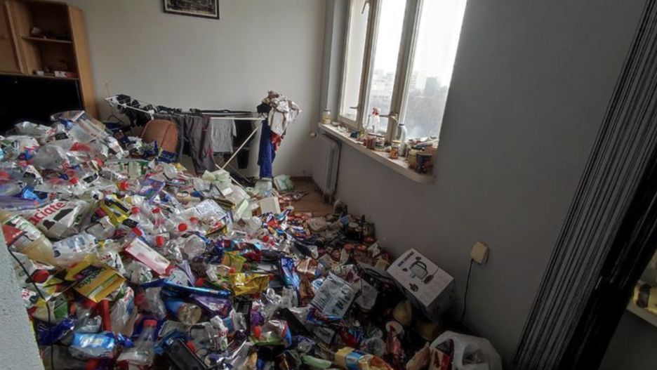 Mieszkanie o powierzchni 33,5 mkw, wystawione na licytację, zadziwia stanem. Zadłużony właściciel zgromadził potężną ilość śmieci