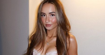 Angelika Mucha chwali się opalenizną i WYĆWICZONĄ sylwetką, pozując w mikroskopijnych majtkach. Lewandowska i Chodakowska mają konkurencję?