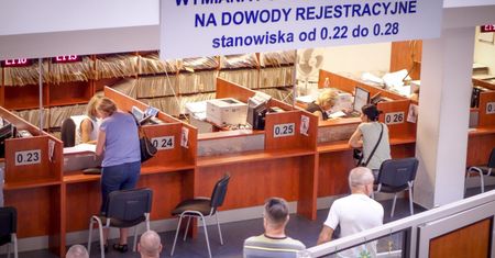 Centralna Ewidencja Pojazdów nadal z błędami. Samorządy wściekłe na Streżyńską