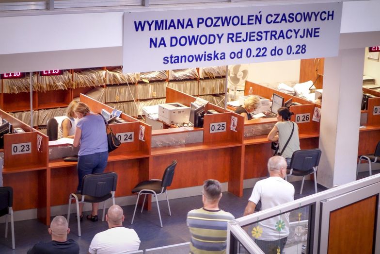 Od momentu wprowadzenia nowego systemu liczba wydawanych dowodów rejestracyjnych spadła o 30 procent.