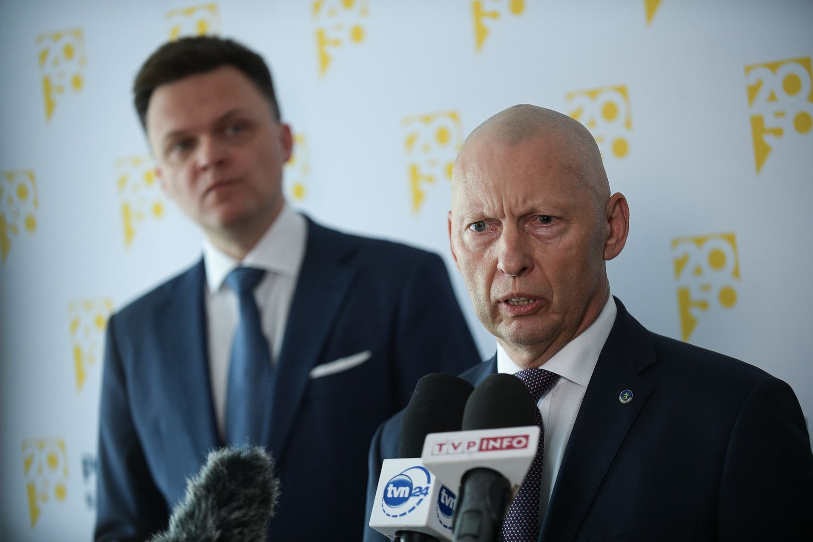 Szymon Ho�ownia, Miros�aw R�a�ski
Warszawa, 28.06.2022. Lider Polski 2050 Szymon Ho�ownia (L) oraz doradca ugrupowania ds. bezpiecze�stwa gen. Miros�aw R�a�ski (P) podczas briefingu prasowego przed spotkaniem z ambasadorami pa�stw NATO oraz Szwecji, Finlandii i Ukrainy w Hotelu Sofitel w Warszawie, 28 bm. Tematem spotkania b�dzie szeroko poj�te bezpiecze�stwo Europy i regionu. (amb) PAP/Marcin Obara
Marcin Obara
bezpiecze�stwo, bezpiecze�stwo w Europie, pa�stw NATO, politycy, polityka, Polska 2050, spotkanie, z ambasadorami