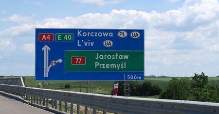 Repolonizacja znaków drogowych. Zmiany nazw miast pochłoną blisko 30 mln zł