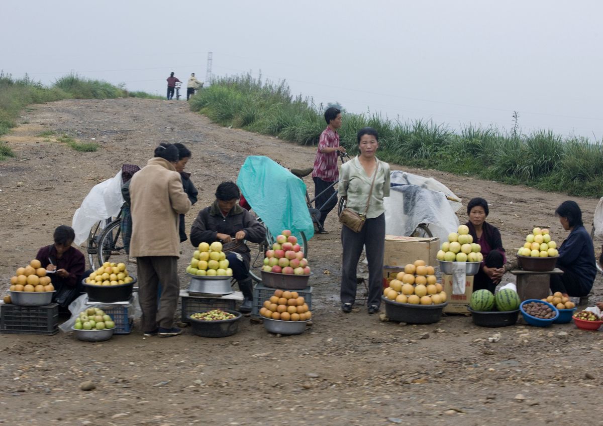 Mieszkańcy Korei Północnej sprzedają jabłka. Zdjęcie ilustracyjne