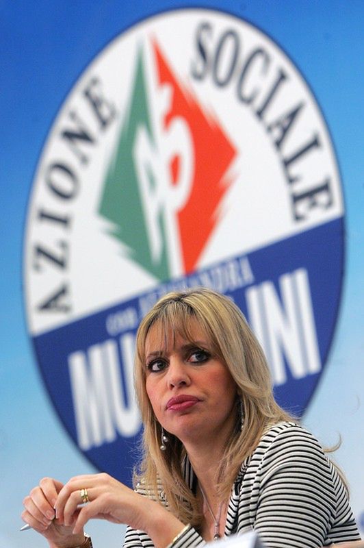 Włochy: Wnuczka Mussoliniego podpisywała w parlamencie jego zdjęcia