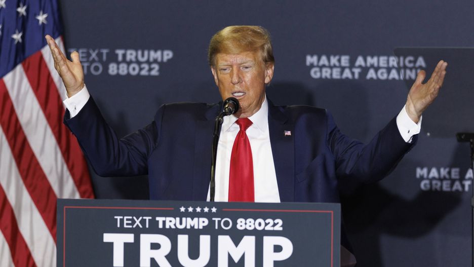 Former US president Donald Trump campaign rally in New Hampshire
epa10595512 Former US president Donald Trump addresses a crowd during a rally in Manchester, New Hampshire, USA, 27 April 2023.  EPA/CJ GUNTHER 
Dostawca: PAP/EPA.
CJ GUNTHER