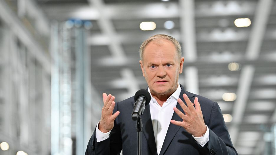 Gdańsk, 22.05.2025. Premier Donald Tusk podczas spotkania z mediami, po wizycie w zakładzie produkcyjnym morskich wież wiatrowych Baltic Towers, 22 bm. w Gdańsku. (mr) PAP/Andrzej Jackowski