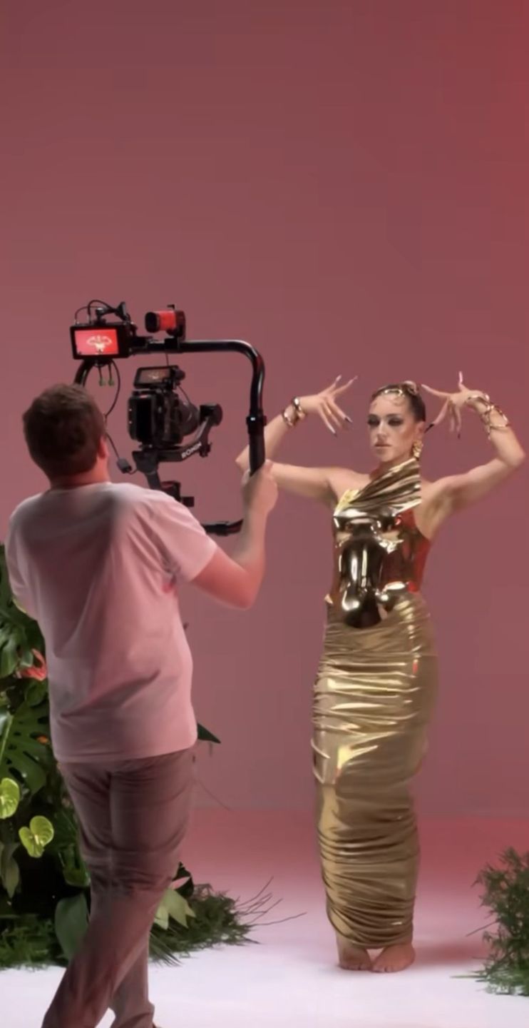 Caroline Derpieński na planie teledysku