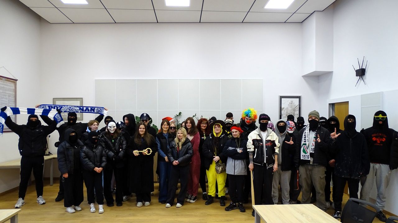 Urząd opanowali zamaskowani młodzieńcy! Kto teraz dzierży klucze do bram powiatu?