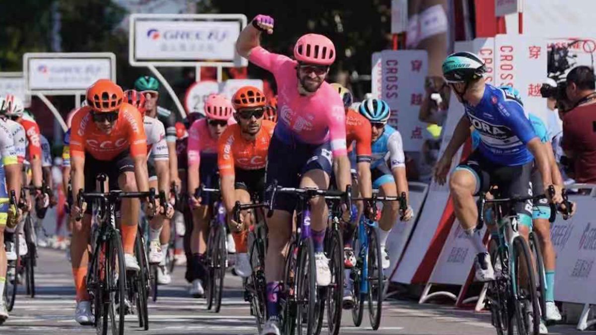 Daniel McLay triumfuje na mecie II etapu Tour of Guangxi W tle dwójka kolarzy CCC Team (Jonas Koch i Jakub Mareczko)