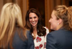 Kate Middleton i kwiecista sukienka w stylu retro