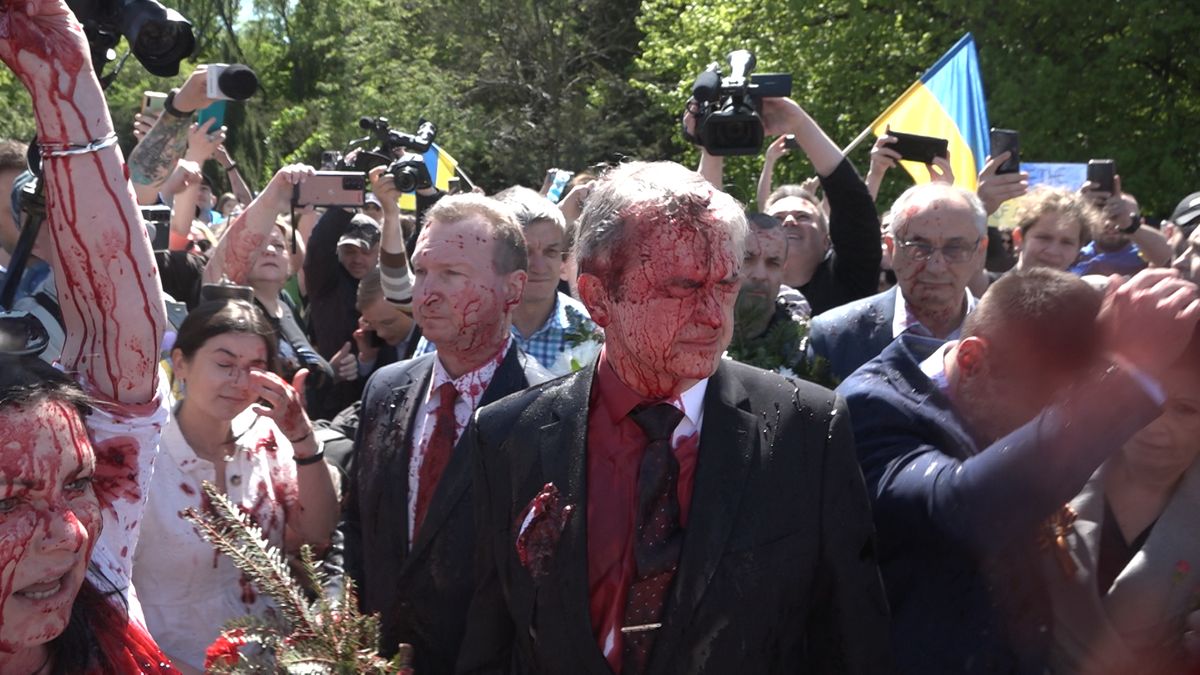 Ambasador Rosji został w poniedziałek oblany czerwoną farbą