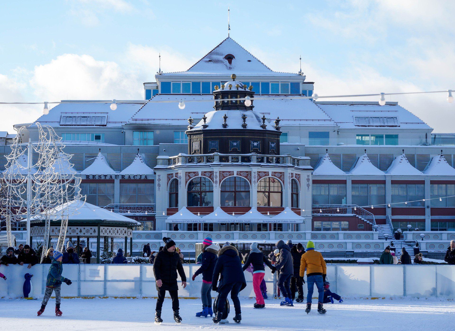 Nadmorskie kurorty wyglądają zimą zupełnie inaczej niż latem, i oferują całkiem inne atrakcje i rozrywki. Na zdjęciu lodowisko koło molo w Sopocie.