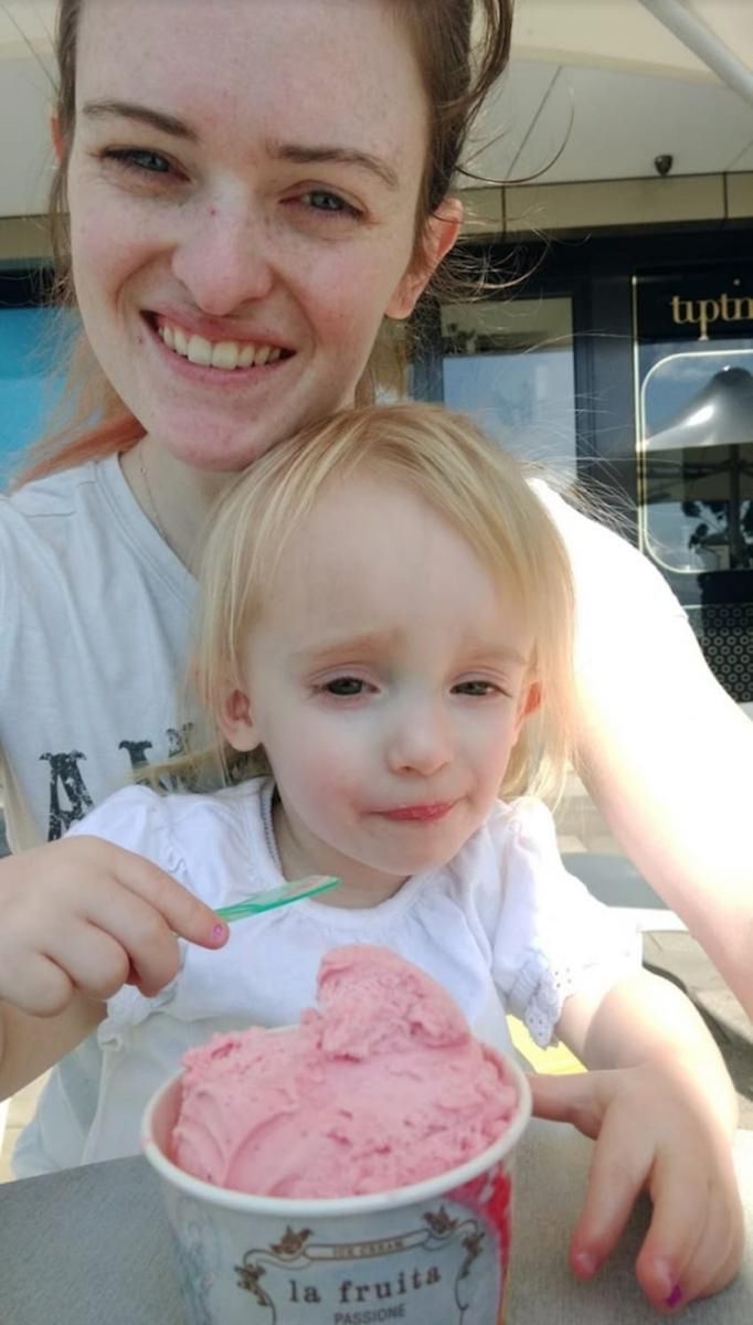 Naomi Sheldon wraz z córką Scarlett 