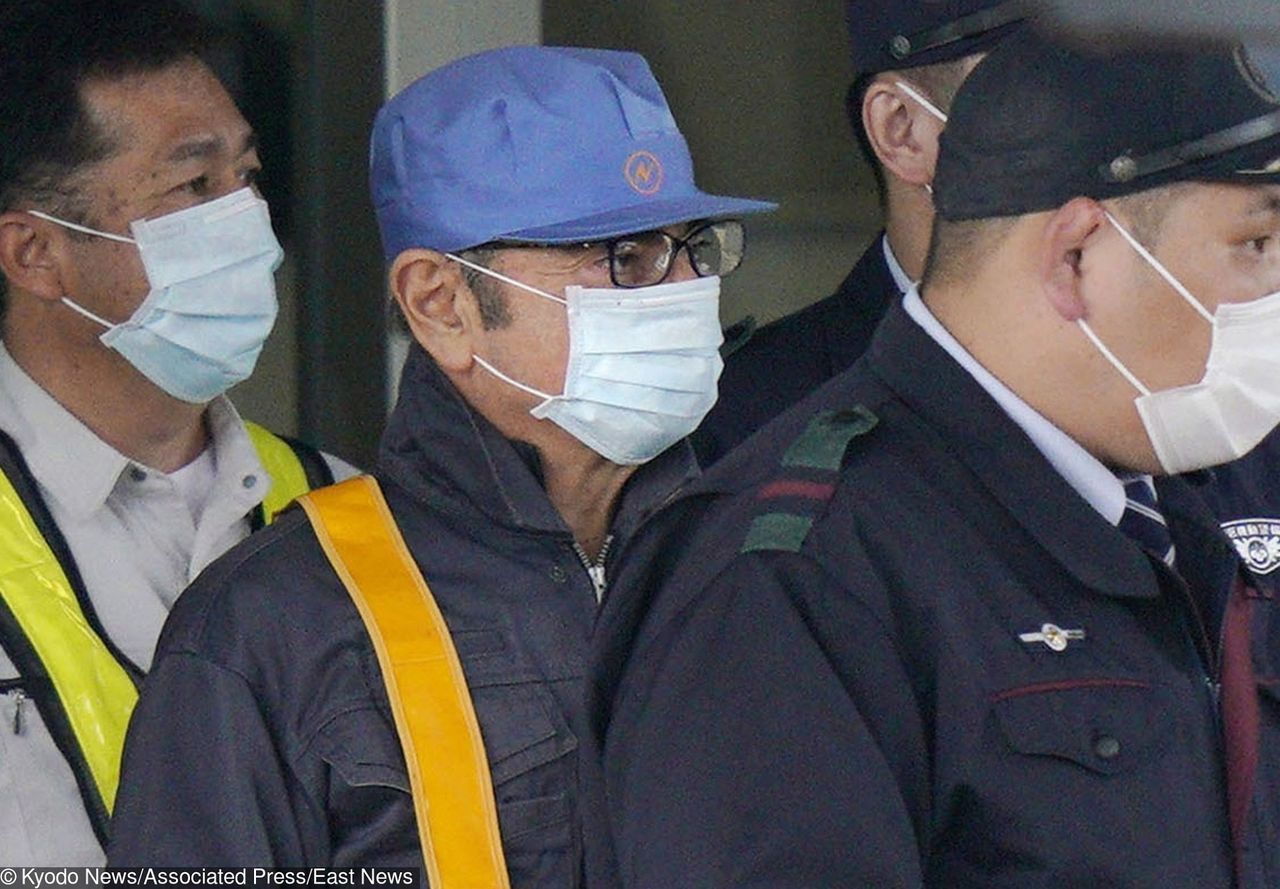 Carlos Ghosn opuszczał tokijski areszt w przebraniu, kryjąc się przed mediami (fot. Kyodo News/Associated Press/East News)