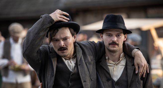 Dawid Ogrodnik i Mateusz Kościukiewicz w filmie "Magnezja". Będzie napad na bank