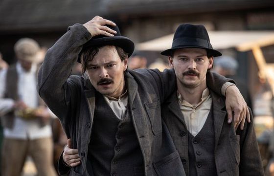 Dawid Ogrodnik i Mateusz Kościukiewicz w filmie "Magnezja". Będzie napad na bank