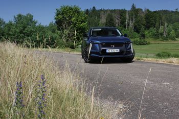 Nowy DS 8. Pierwsze jazdy elektrycznym fastbackiem