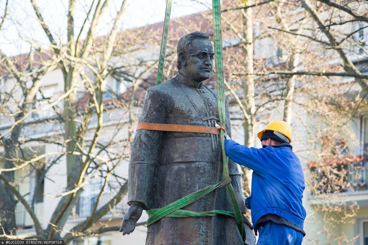 08.03.2019 Gdańsk Skwer księdza prałata Henryka Jankowskiego Rozbiórka pomnika księdza prałata Henryka Jankowskiego po decyzji jego usunięcia przez Radę Miasta Gdańska Fot. Wojciech Stróżyk/REPORTER
