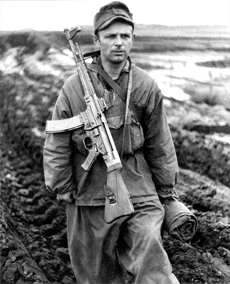 Żołnierz z karabinkiem StG44