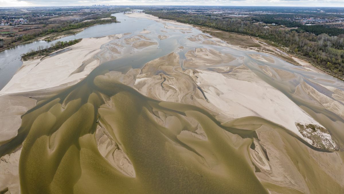 Zdjęcia pokazują odsłaniające się dno Wisły. To najniższy stan wód od lat 1