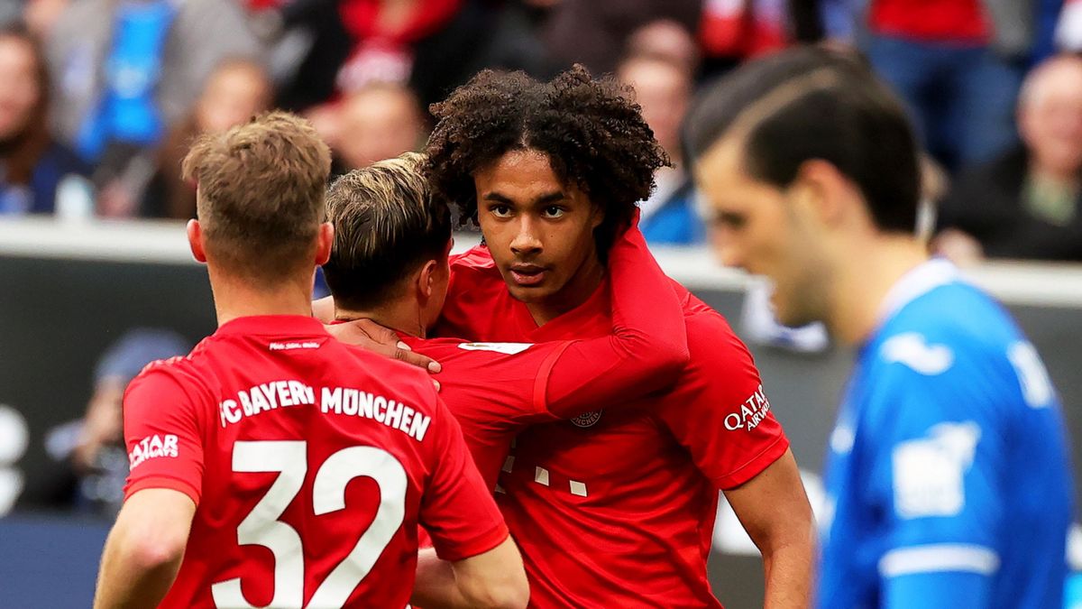 piłkarze Bayernu cieszą się z bramki Joshui Zirkzee (z lewej)