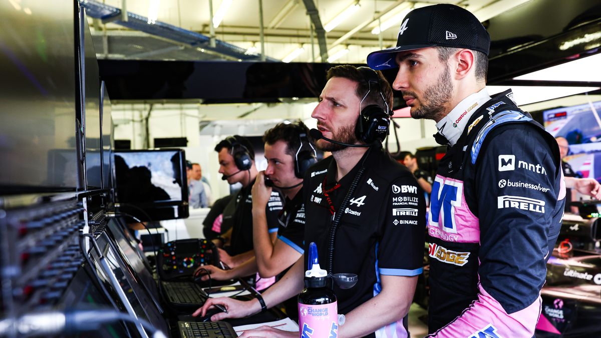 Materiały prasowe / Alpine / Na zdjęciu: Esteban Ocon na pierwszym planie, w tle pracownicy Alpine