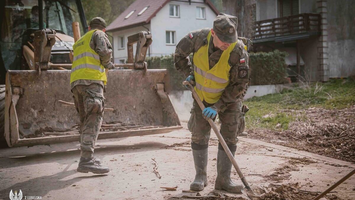 Żołnierze WOT sprzątają miejscowości dotknięte nawałnicą
