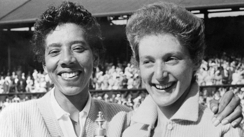 Althea Gibson i Angela Buxton z pucharem za wygranie Wimbledonu 1956 w deblu