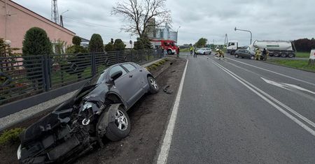 Nie ustąpił pierwszeństwa i doprowadził do kolizji. Nissan wpadł do rowu