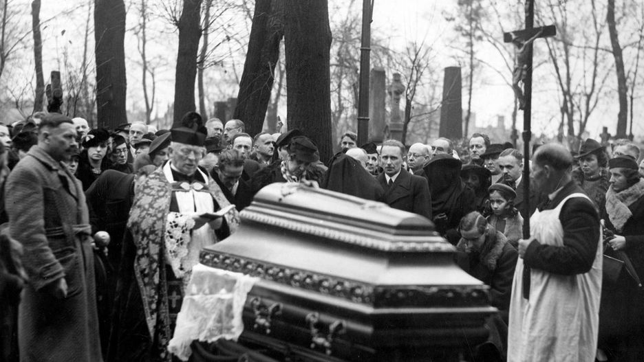 Pogrzeb Bolesława Leśmiana na warszawskich Powązkach, fot. domena publiczna/Narodowe Archiwum Cyfrowe
