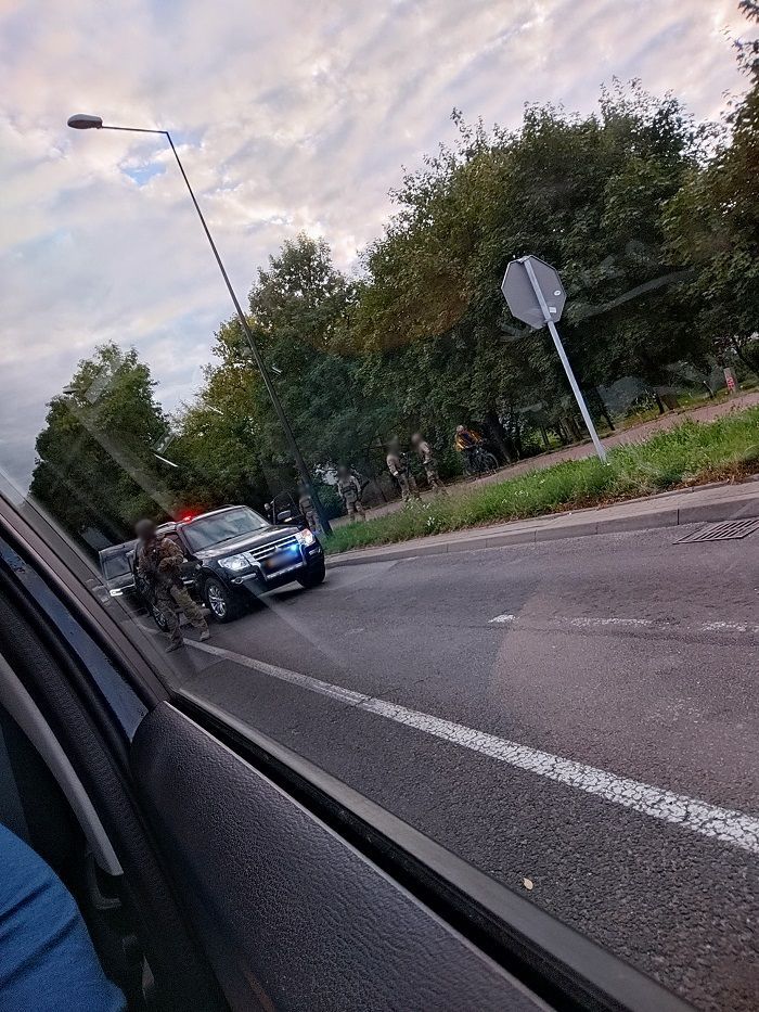 Poranne zatrzymanie przez policyjnych kontrterrorystów na al. Andersa