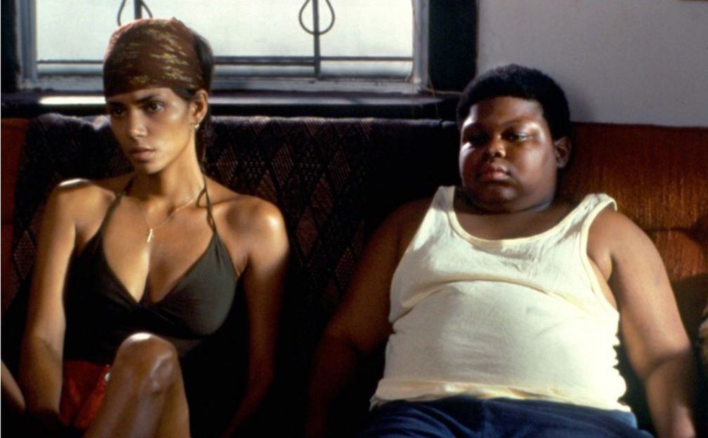 Kadr z filmu "Czekając na wyrok", którym Coronji Calhoun wystąpił u boku Halle Berry
