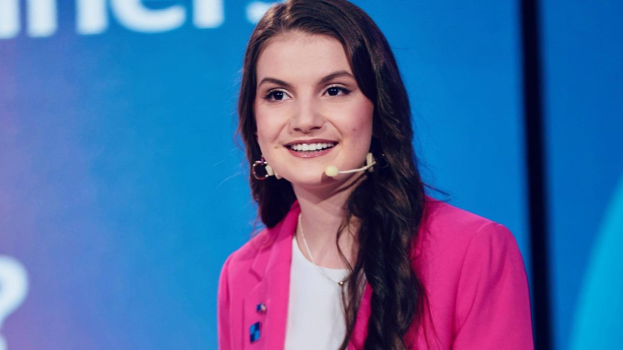 "Jestem dziewczyną z Polski i mam głos przy stole NATO". 18-letnia Marcelina Maciąg inspiruje