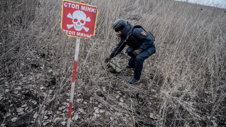 saper
Viacheslav Ratynskyi
inwazja, obwodzie charkowskim, obw�d charkowski, Pa�stwowego Pogotowia Ratunkowego Ukrainy, rosja ukraina, rosji na ukrian�, rozminowuj�, rozminowywac, saper, wojna, wojsko, wsie