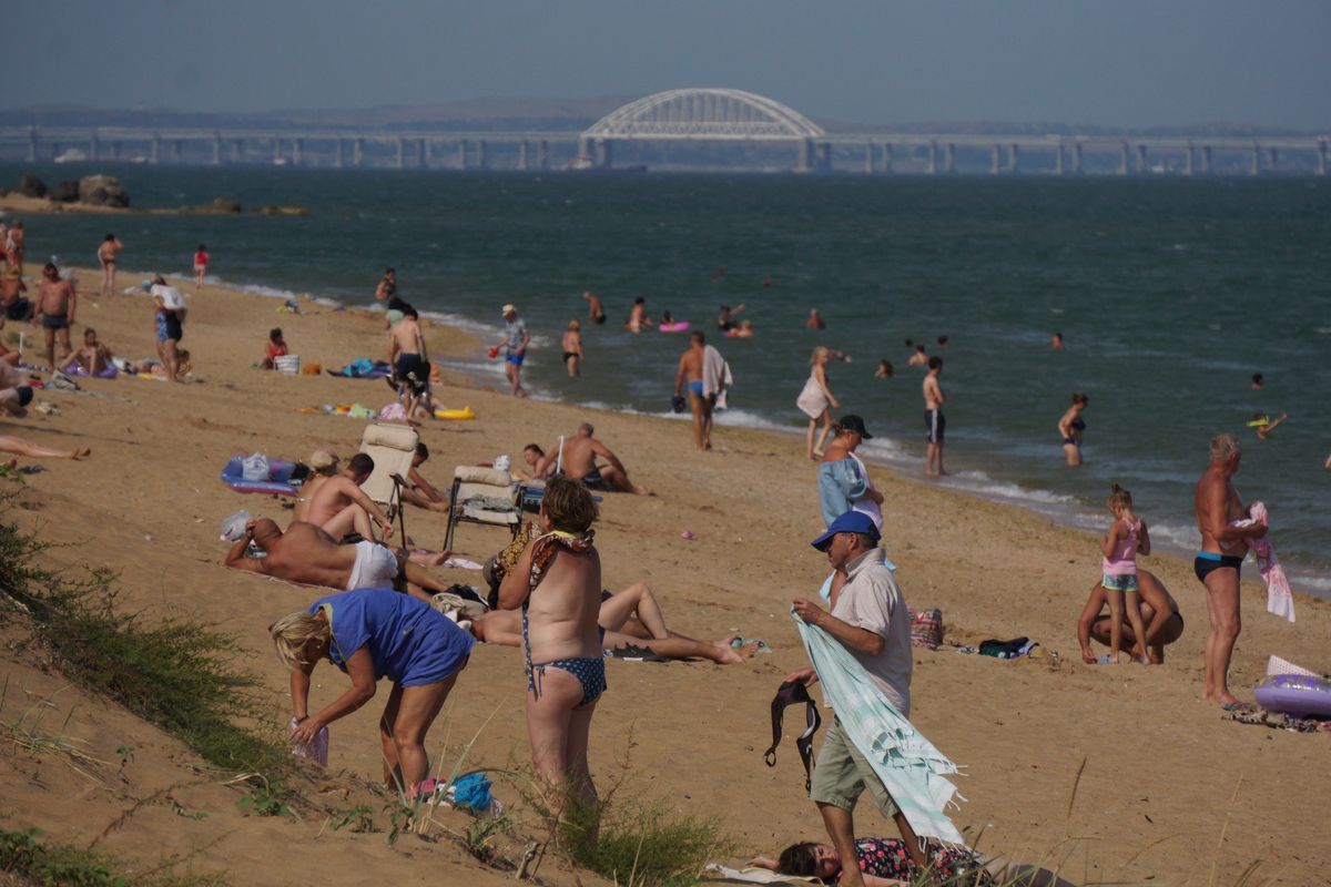 Plaża na Krymie z widokiem na przeprawę kerczeńską