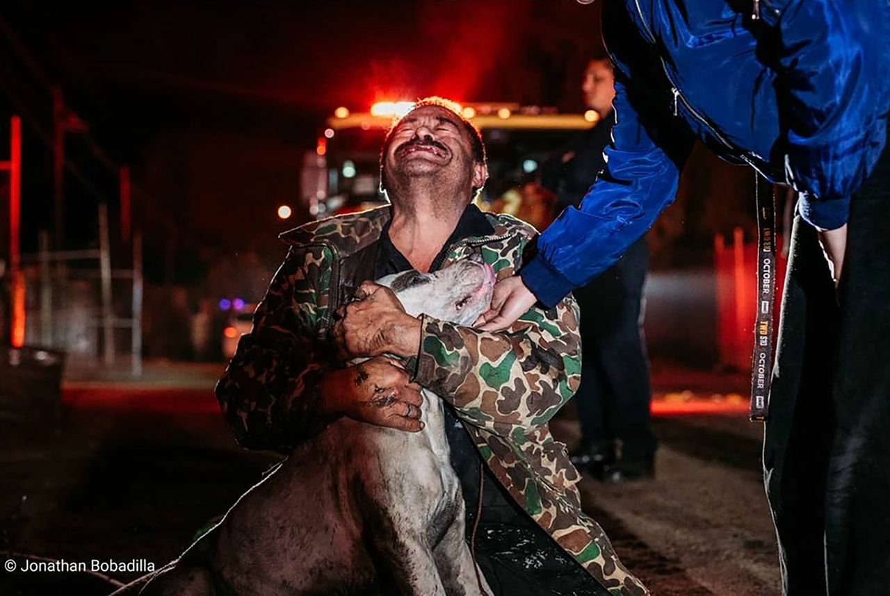Zdjęcie dnia. Głuchoniemy mężczyzna odzyskał ukochanego psa z pożaru
