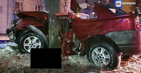 Sosnowiec. Land rover owinął się wokół drzewa. Nie żyje 25-letni kierowca
