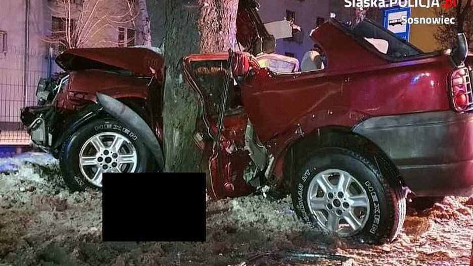 Sosnowiec. Land rover owinął się wokół drzewa. Nie żyje 25-letni kierowca (policja.pl)