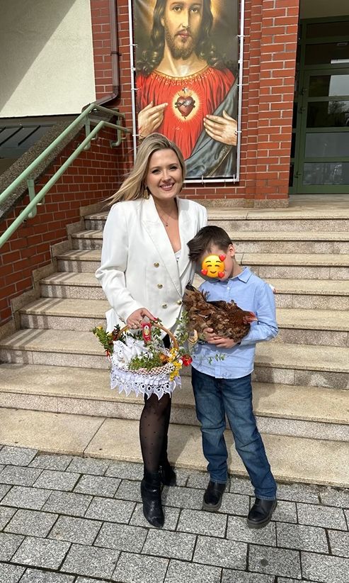 Gosia Andrzejewicz zabrała kurę do kościoła 
