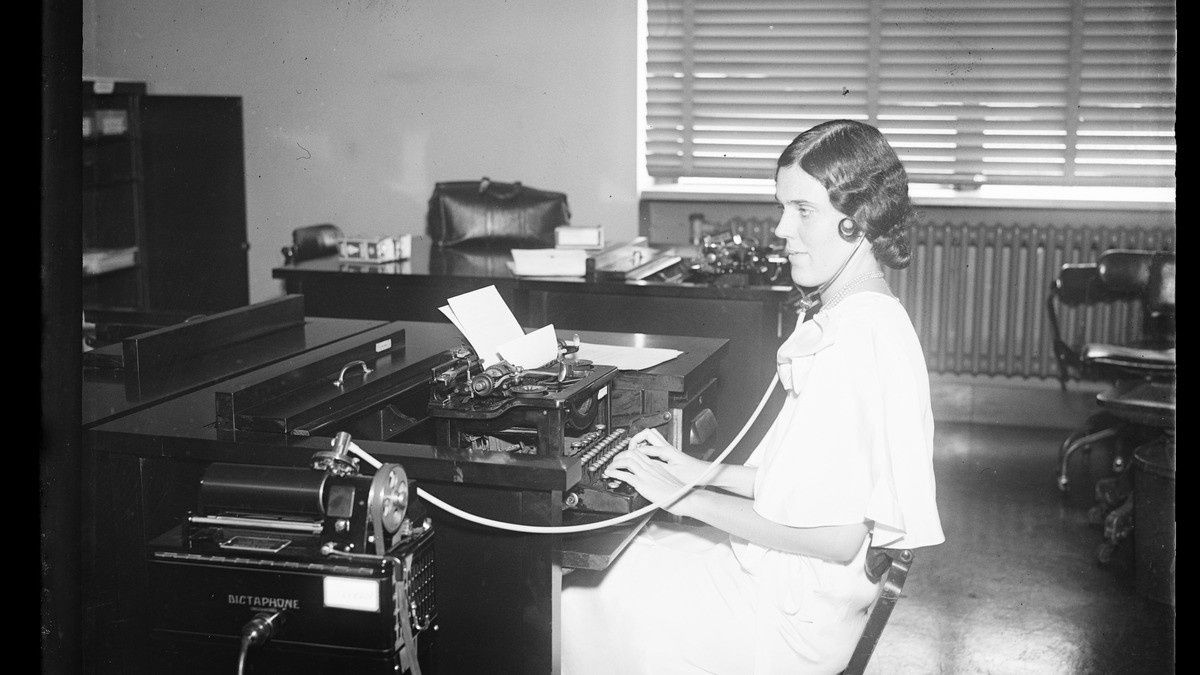 Zdjęcie ilustracyjne: kobieta przy maszynie do pisania w USA, 1932 rok