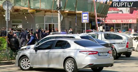 Napastnik wtargnął do banku w Tbilisi i wziął zakładników.