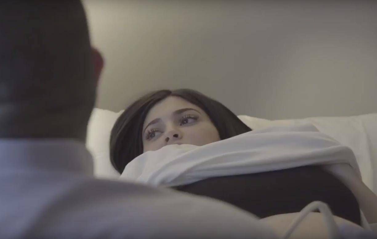 Kylie Jenner urodziła. Pokazała zdjęcia z zaokrąglonym brzuszkiem