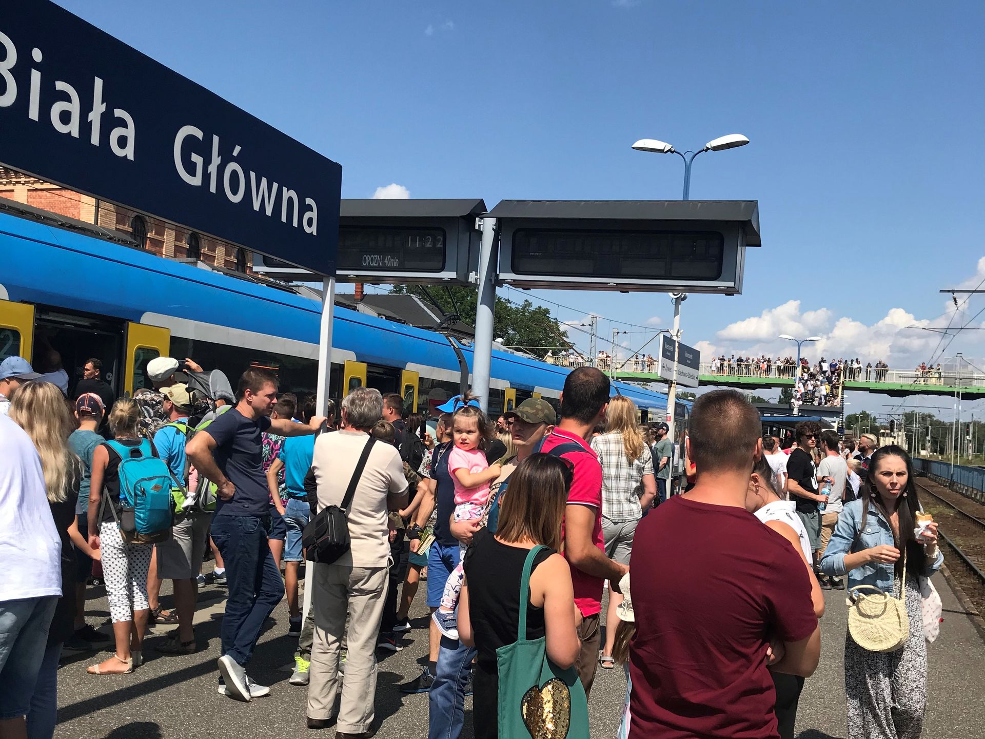 Defilada 2019. Mieszkańcy i turyści czekają na pociąg do Katowic na peronie w Bielsku-Białej, 15 sierpnia br. 