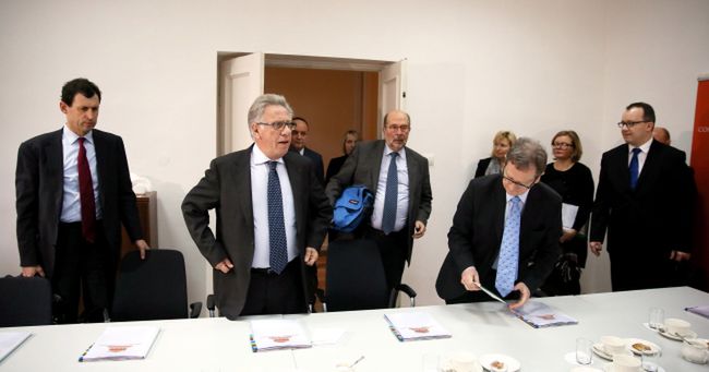 Przewodniczący Komisji Weneckiej Gianni Buquicchio, członkowie delegacji Komisji Weneckiej Christoph Grabenwarter, Schnutz Rudolf Duerr i Jean-Claude Scholsem oraz Rzecznik Praw Obywatelskich Adam Bodnar