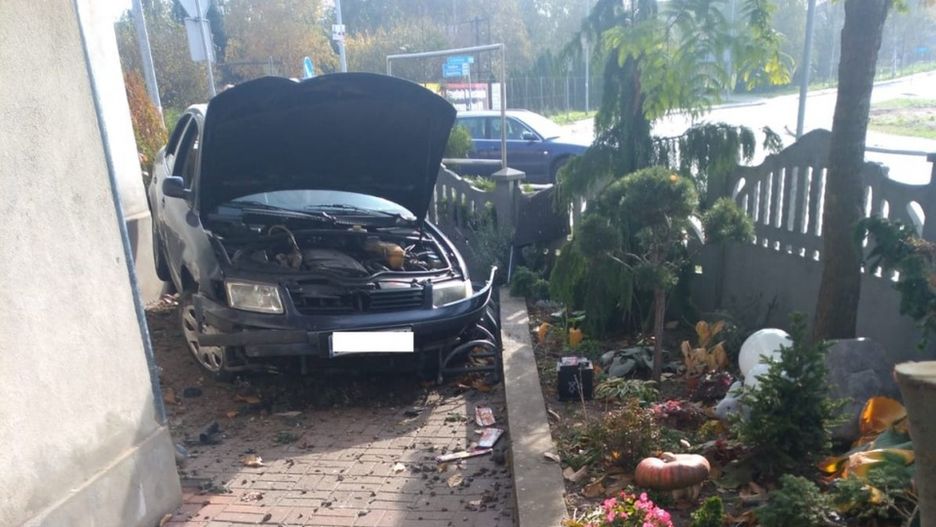 Rozwadza. Właścicielka posesji regularnie musi naprawiać ogrodzenie.