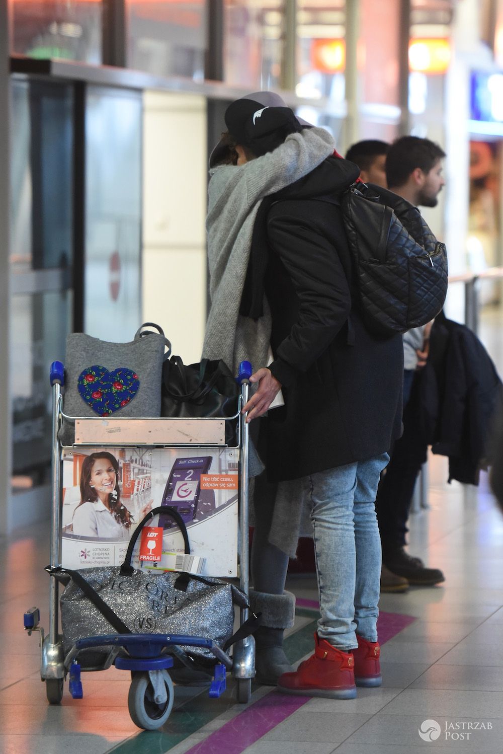 Edyta Górniak na lotnisku przed wylotem do Krakowa na koncert Walentynkowy 14 lutego 2016