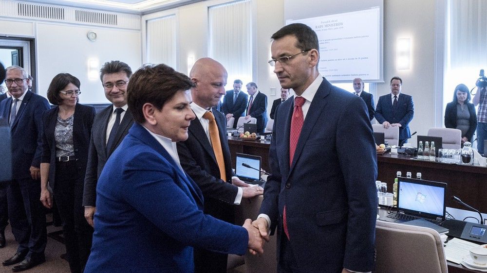 Na początku rządów PiS obniżono wymagania wobec urzędników służby cywilnej.