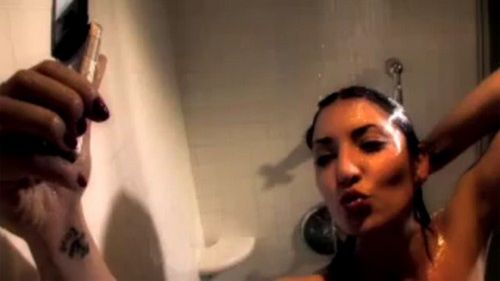 Wodoodporny Casio Exilim w mokrej reklamie 1