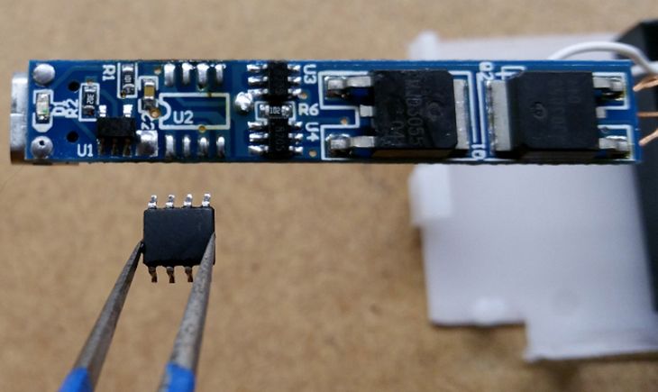 Montaż zaprogramowanego mikrokontrolera na PCB.