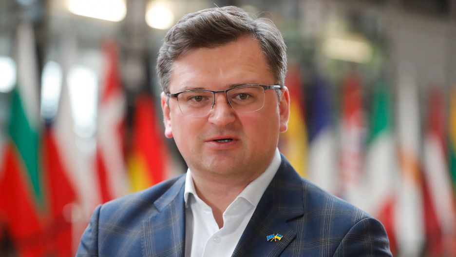 Ukraine's Foreign Minister Dmytro Kuleba talks to the press ahead of the second part of a meeting of EU foreign ministers at the European Council, in Brussels, Belgium, 16 May 2022. European Union foreign ministers are discussing current affairs and exchanging views on the Russian aggression against Ukraine and the Global Gateway. EPA/STEPHANIE LECOCQ Dostawca: PAP/EPA.